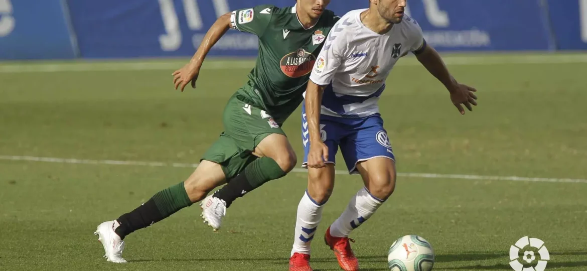 Aitor Sanz frente a Gaku Shibasaki (CD Tenerife)