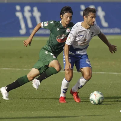Aitor Sanz frente a Gaku Shibasaki (CD Tenerife)