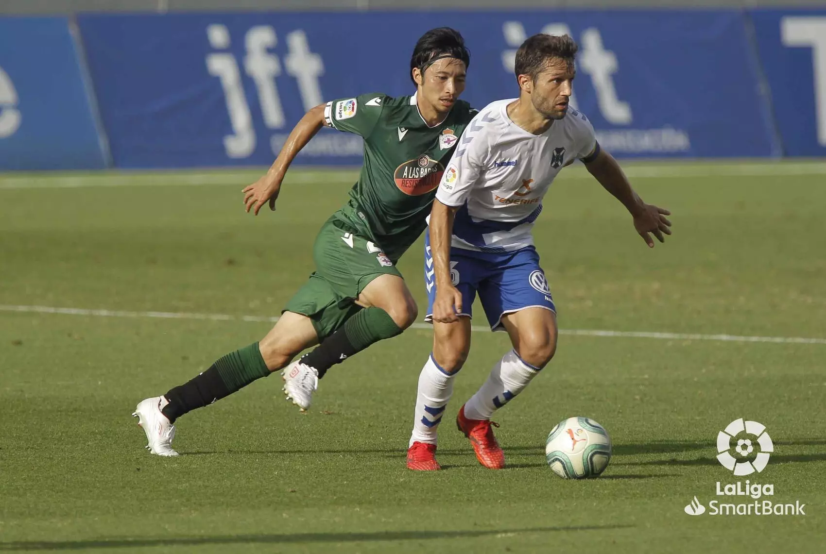 Aitor Sanz frente a Gaku Shibasaki (CD Tenerife)