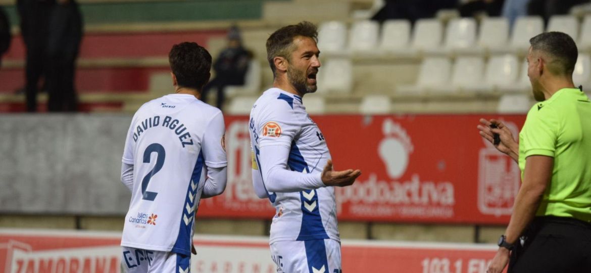 Aitor Sanz hablando con el colegiado (CD Tenerife)