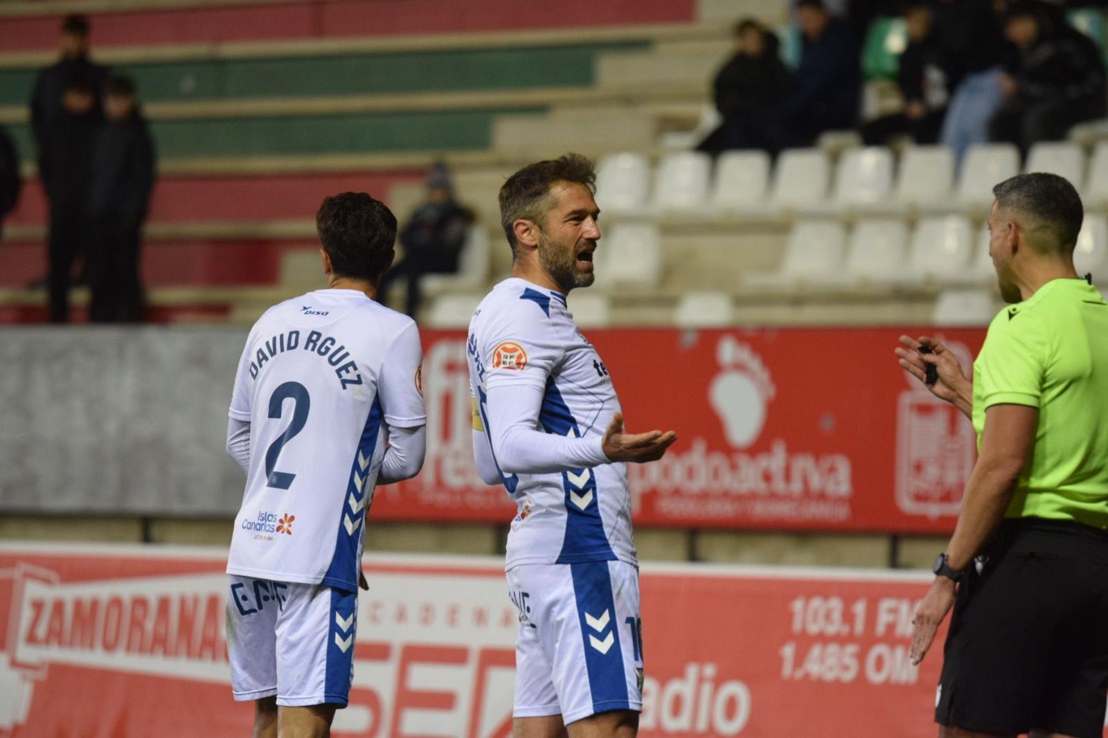 Aitor Sanz hablando con el colegiado (CD Tenerife)