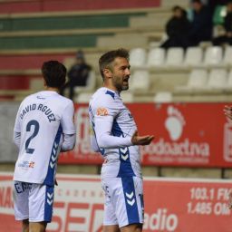 Aitor Sanz hablando con el colegiado (CD Tenerife)