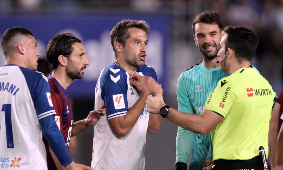 Aitor Sanz protestando al árbitro en el Tenerife - Eldense (LA LIGA)