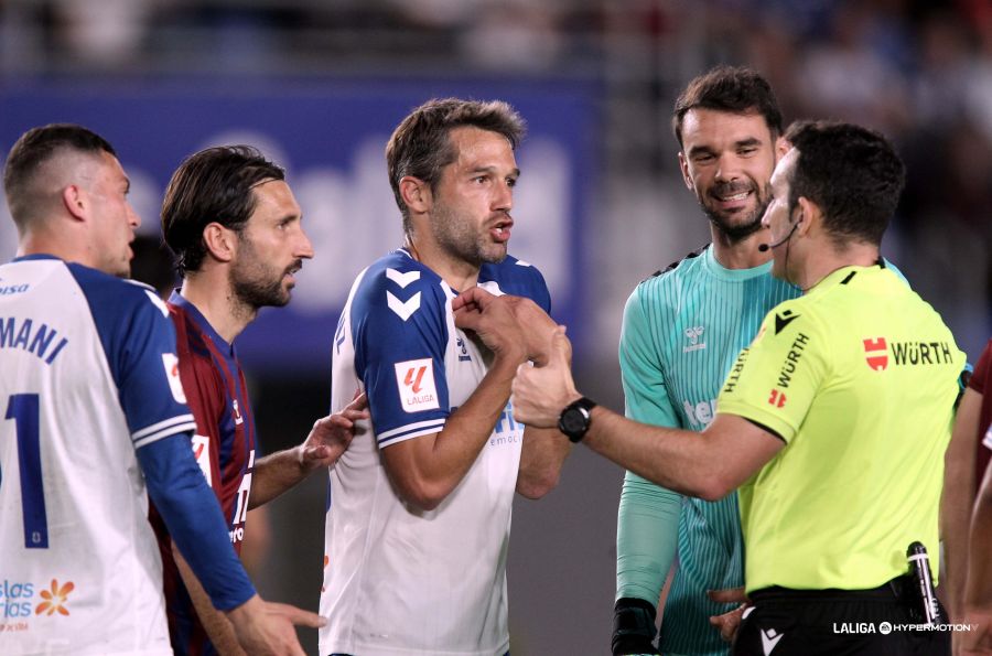 Aitor Sanz protestando al árbitro en el Tenerife - Eldense (LA LIGA)