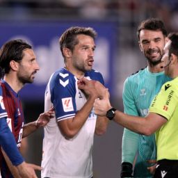 Aitor Sanz protestando al árbitro en el Tenerife - Eldense (LA LIGA)