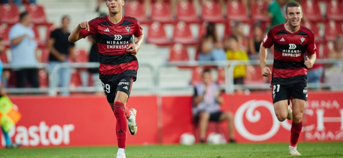 Alan Godoy con la elástica del Mirandés (@alangodooy9)