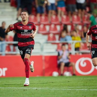 Alan Godoy con la elástica del Mirandés (@alangodooy9)