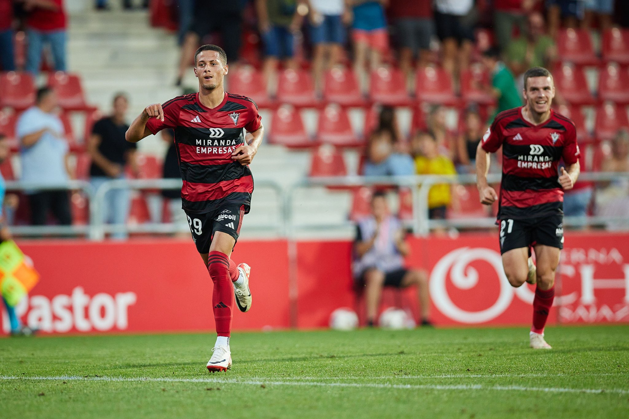 Alan Godoy con la elástica del Mirandés (@alangodooy9)