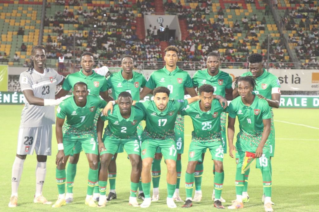 Alassan con el dorsal 25 ( Federación de Fútbol de Guinea-Bissau)|Antal Yaakobishvili con Hungría Sub 21 (MLSZHIVATALOS)