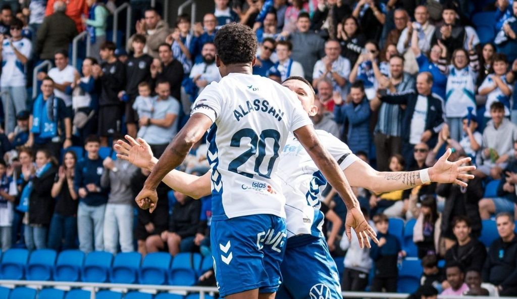 Alassan y Fabricio celebrando el gol del extremo al Real Madrid Castilla (CD Tenerife)