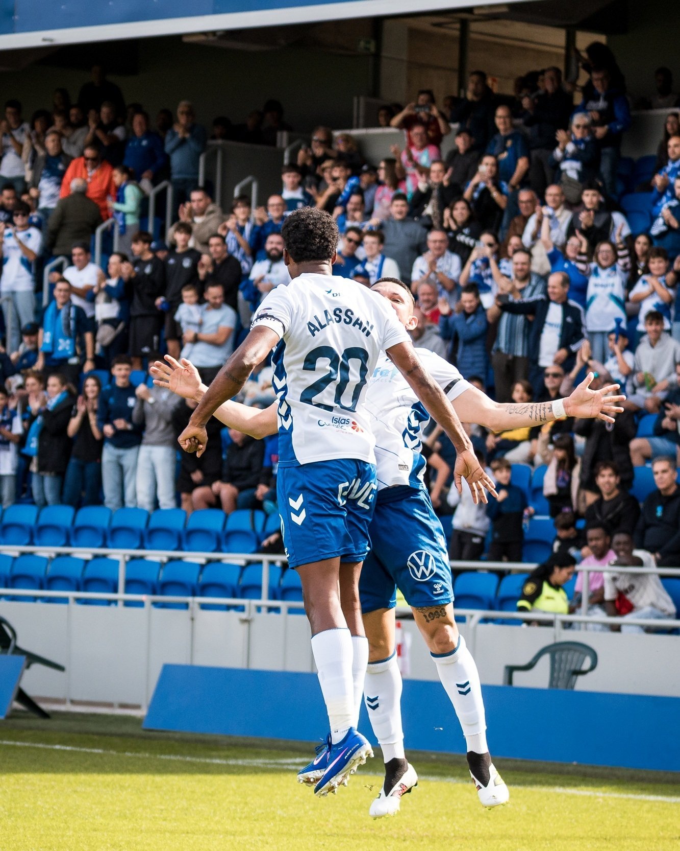 Alassan y Fabricio celebrando el gol del extremo al Real Madrid Castilla (CD Tenerife)