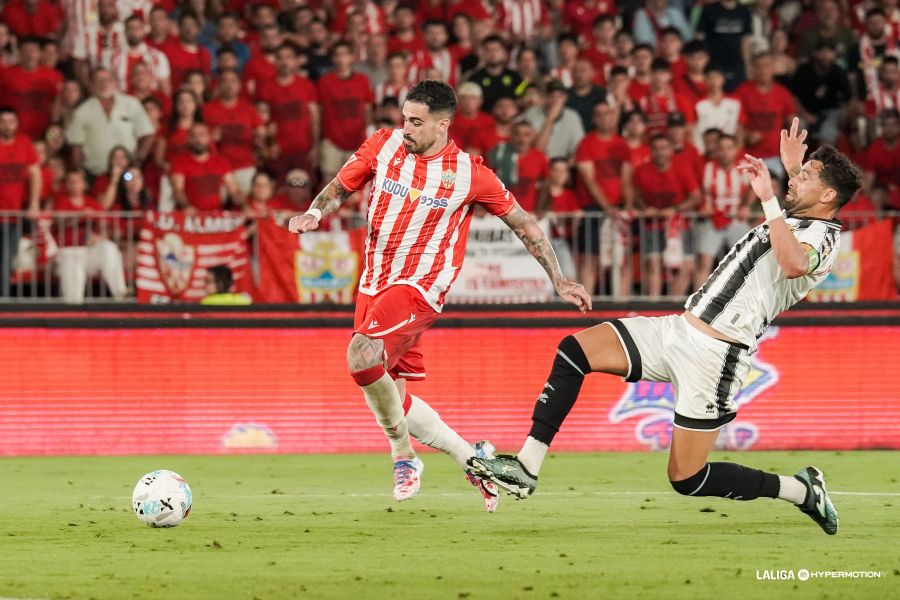Alberto puja por un balón contra De la Fuente (LALIGA).