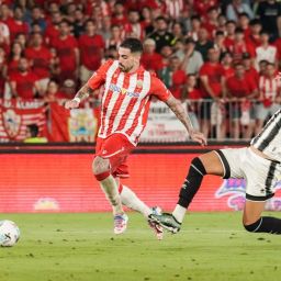 Alberto puja por un balón contra De la Fuente (LALIGA).