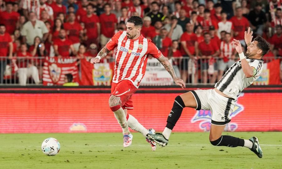 Alberto puja por un balón contra De la Fuente (LALIGA).