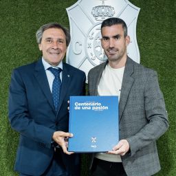 Alejandro Alfaro recibe el libro 'Centenario de una pasión' por parte de Felipe Miñambres (CD TENERIFE).