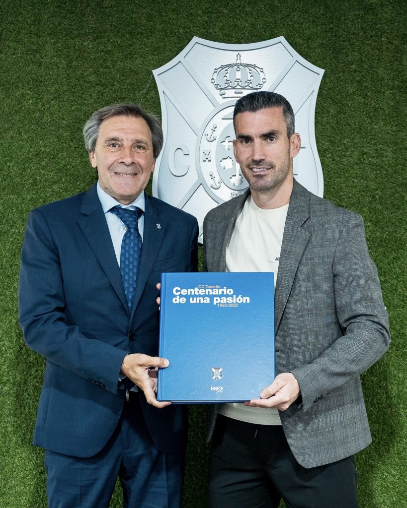 Alejandro Alfaro recibe el libro 'Centenario de una pasión' por parte de Felipe Miñambres (CD TENERIFE).