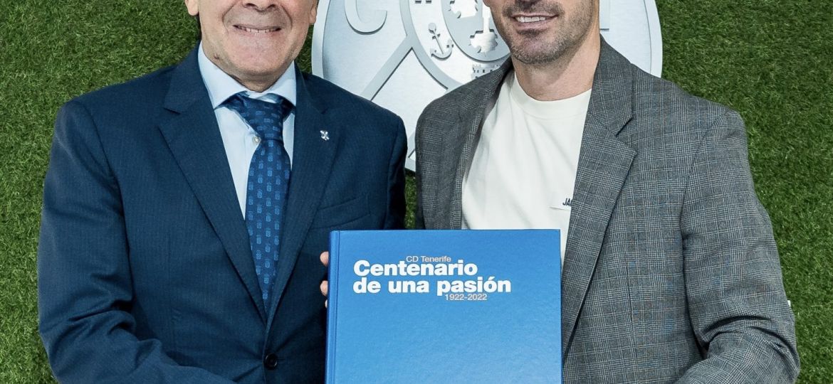 Alejandro Alfaro recibe el libro 'Centenario de una pasión' por parte de Felipe Miñambres (CD TENERIFE).