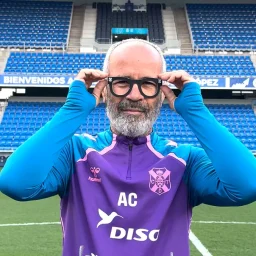 Álvarao Cevera con las gafas que lucirán los aficionados (CD TENERIFE)