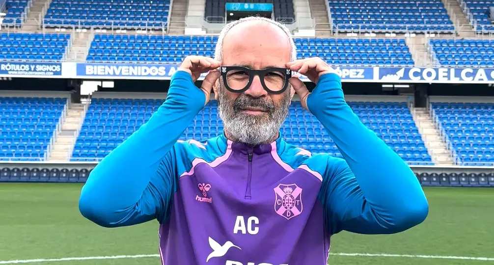 Álvarao Cevera con las gafas que lucirán los aficionados (CD TENERIFE)