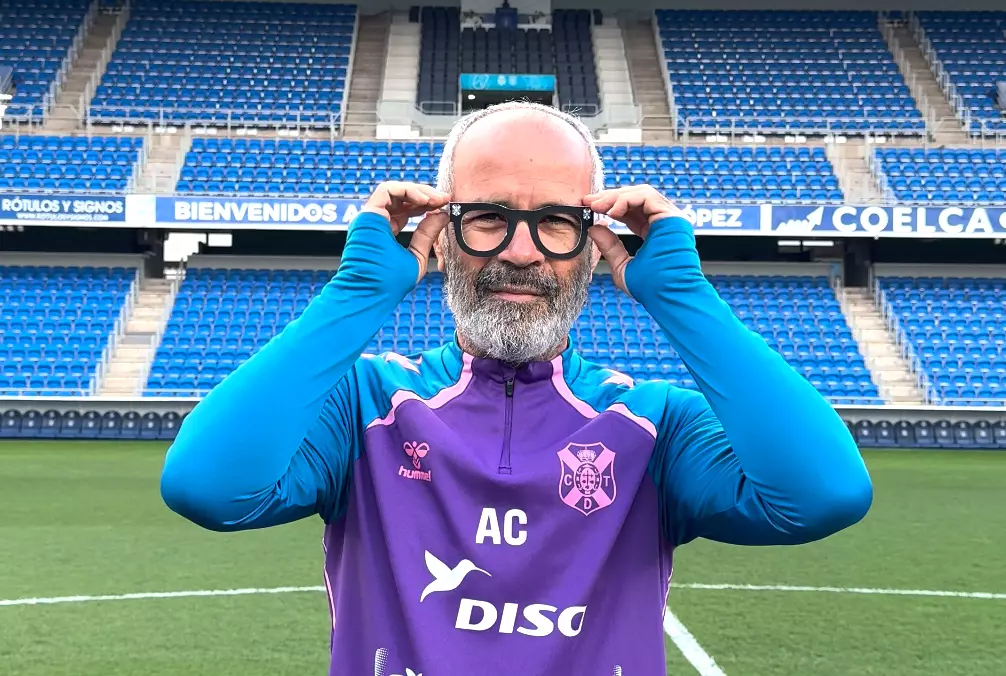 Álvarao Cevera con las gafas que lucirán los aficionados (CD TENERIFE)