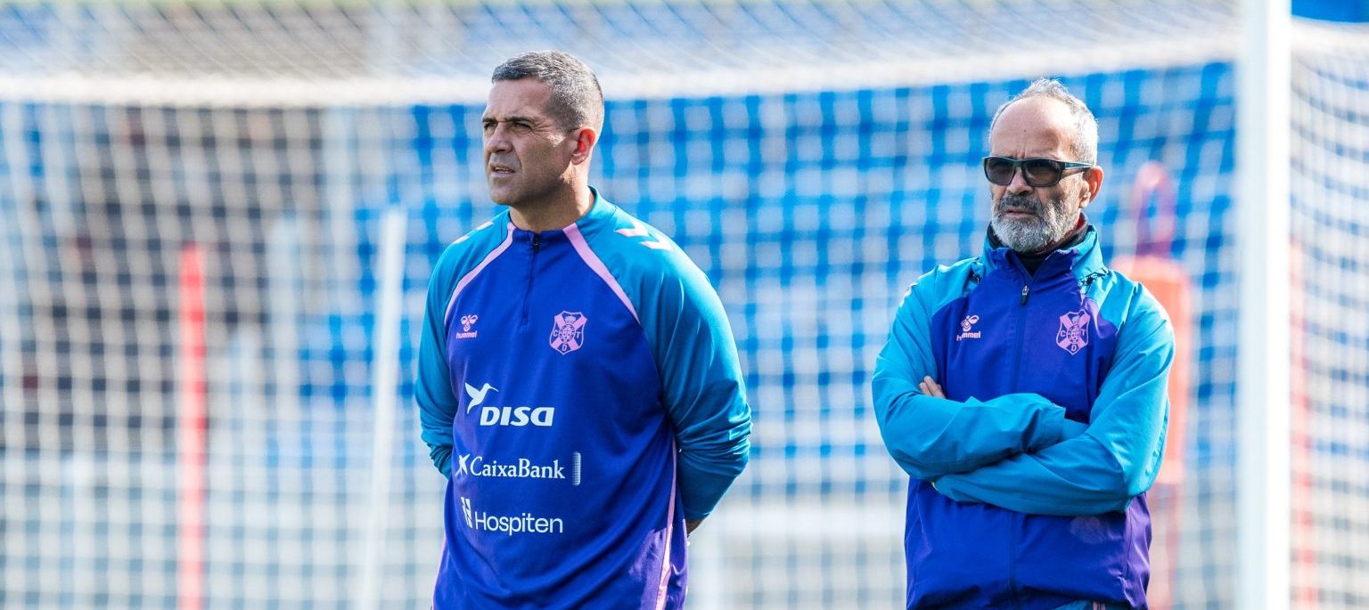 Álvaro Cervera viendo el entrenamiento sobre el césped del Heliodoro (CD Tenerife)
