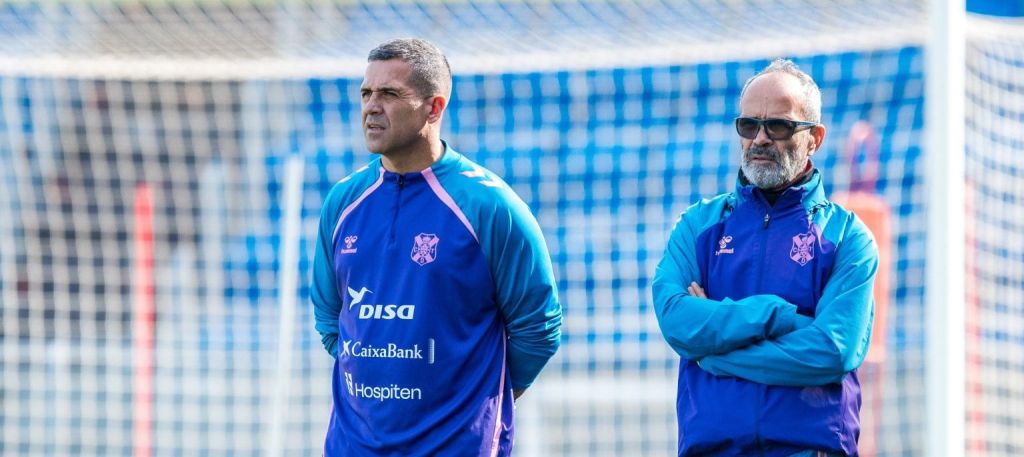 Álvaro Cervera viendo el entrenamiento sobre el césped del Heliodoro (CD Tenerife)|Álvaro Cervera viendo el entrenamiento sobre el césped del Heliodoro (CD Tenerife)