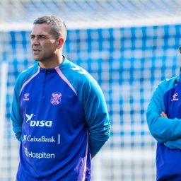 Álvaro Cervera viendo el entrenamiento sobre el césped del Heliodoro (CD Tenerife)|Álvaro Cervera viendo el entrenamiento sobre el césped del Heliodoro (CD Tenerife)