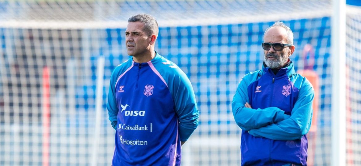 Álvaro Cervera viendo el entrenamiento sobre el césped del Heliodoro (CD Tenerife)|Álvaro Cervera viendo el entrenamiento sobre el césped del Heliodoro (CD Tenerife)