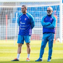 Álvaro Cervera viendo el entrenamiento sobre el césped del Heliodoro (CD Tenerife)