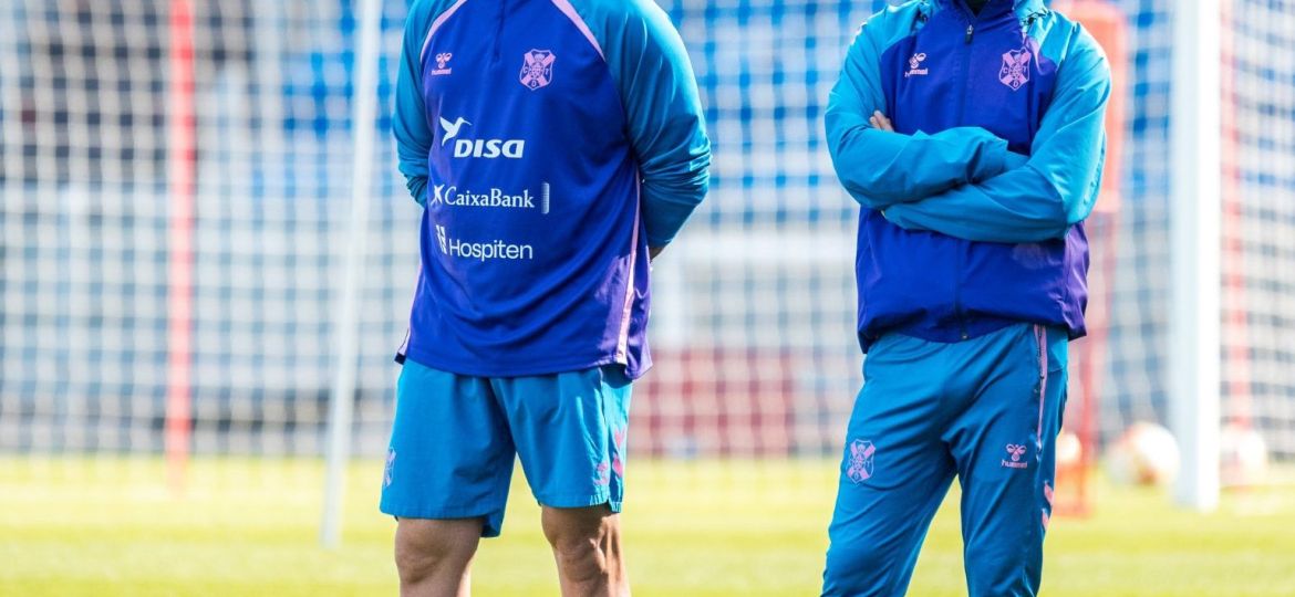 Álvaro Cervera viendo el entrenamiento sobre el césped del Heliodoro (CD Tenerife)