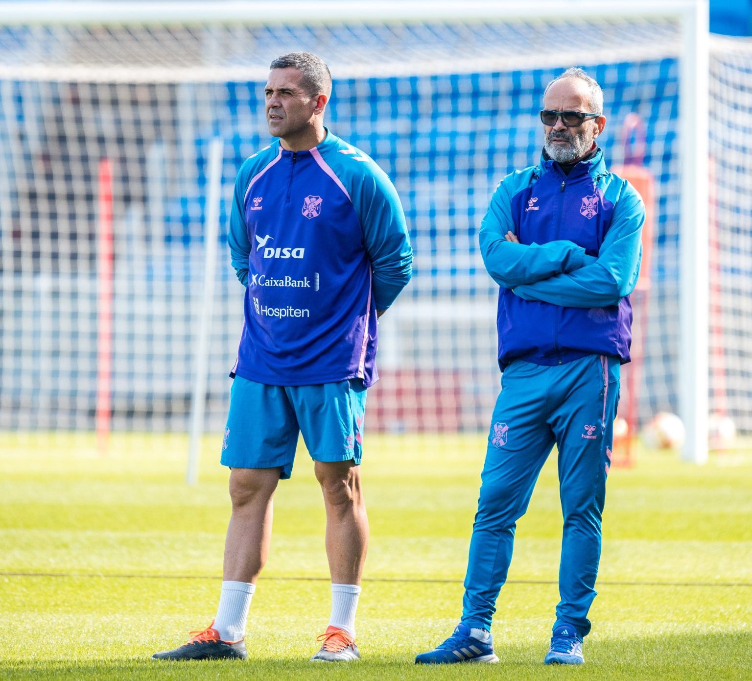 Álvaro Cervera viendo el entrenamiento sobre el césped del Heliodoro (CD Tenerife)