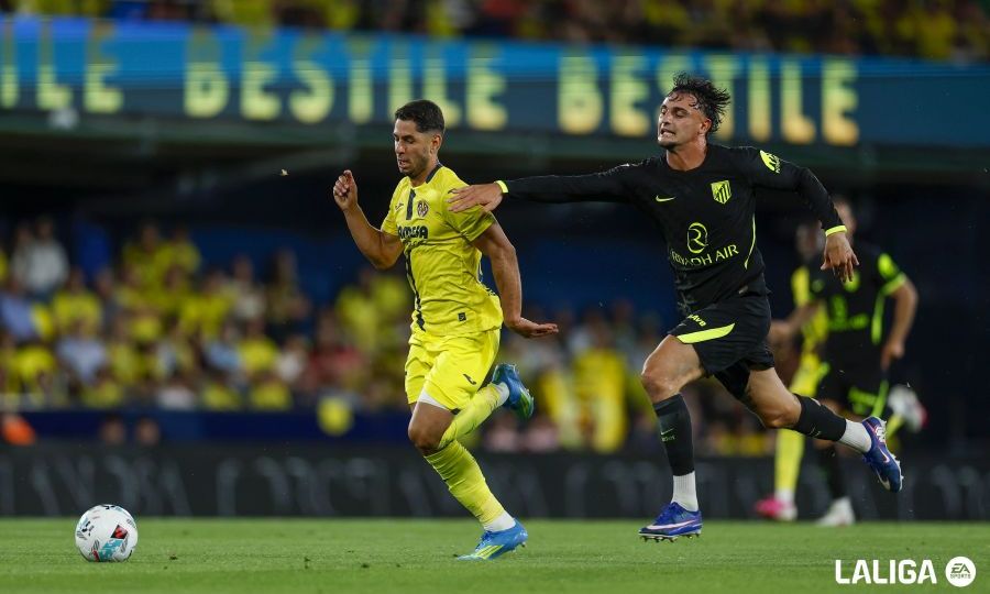 Ayoze Pérez corre por un balón ante la presión de Marc Pubill (LALIGA).