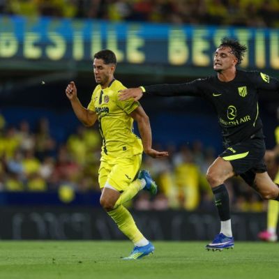 Ayoze Pérez corre por un balón ante la presión de Marc Pubill (LALIGA).