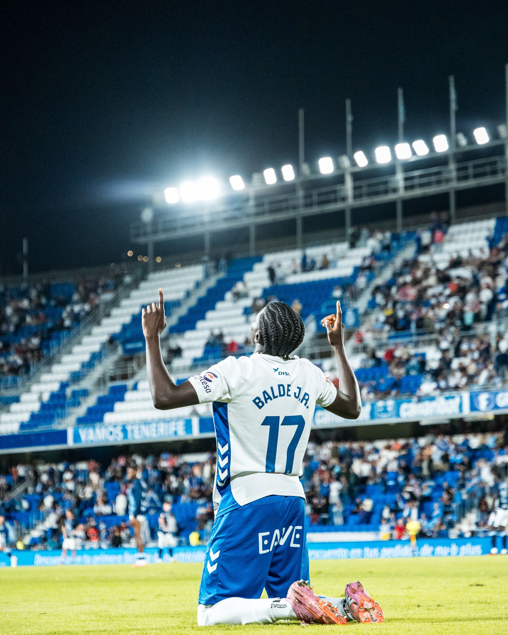 Balde Jr. celebra su primer gol como blanquiazul (CD TENERIFE).