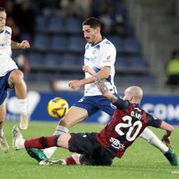 Bodiger supera a Oriol Rey en una acción del partido (LALIGA).