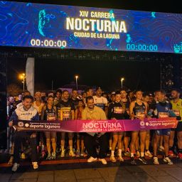 Una imagen de la pasada edición de la carrera nocturna (CEDIDA)||Cartel oficial de la XV edición