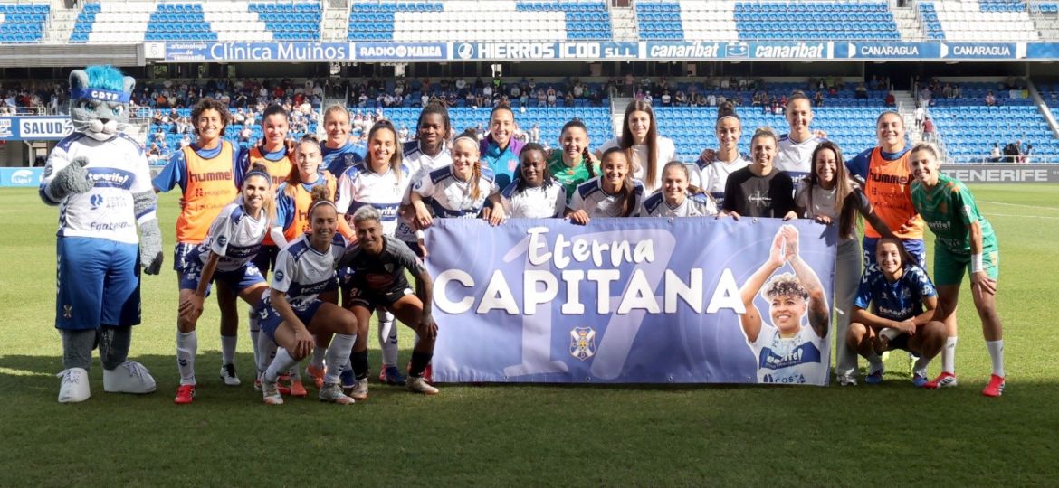 María José Pérez con sus ex compañeras (CD TENERIFE FEMENINO)