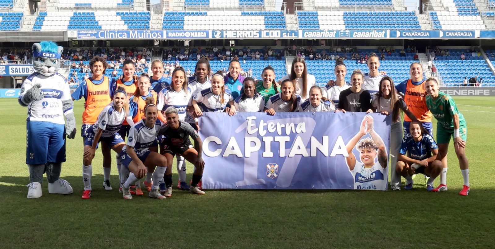 María José Pérez con sus ex compañeras (CD TENERIFE FEMENINO)