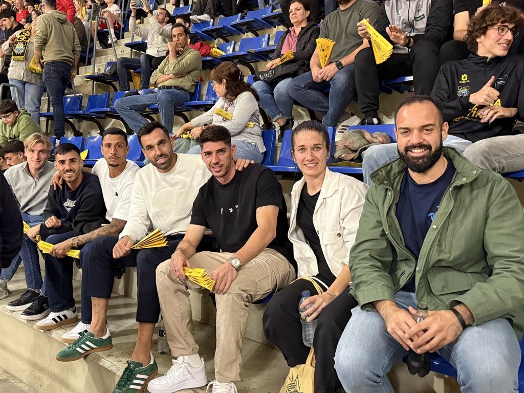 Jugadores del Tenerife, en las gradas del Santiago Martín (@CDTOFICIAL).