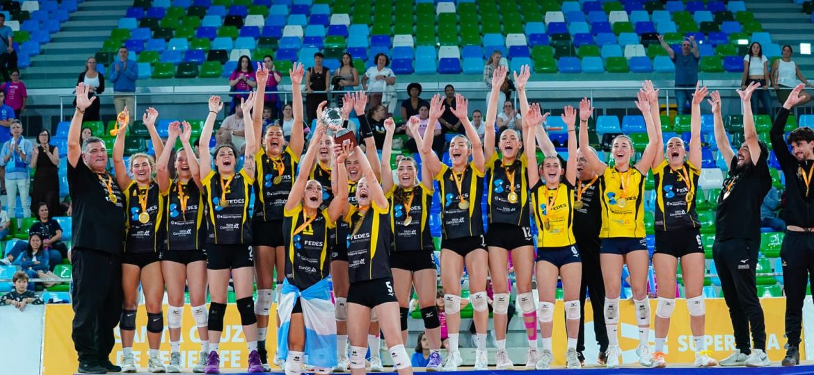 El CV Aguere levantando el título de campeonas (CEDIDA)