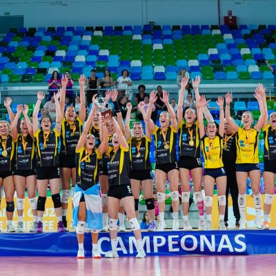 El CV Aguere levantando el título de campeonas (CEDIDA)