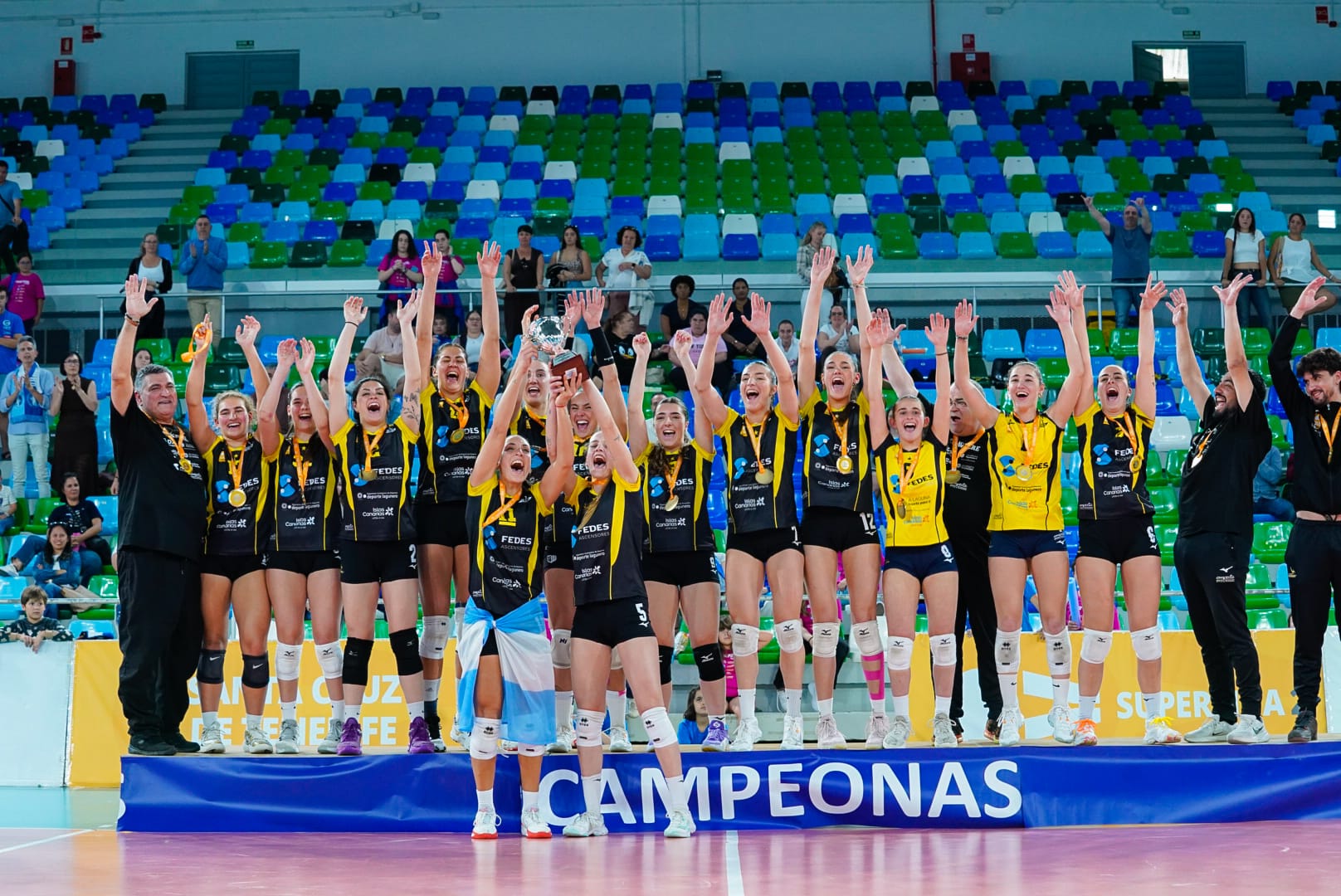El CV Aguere levantando el título de campeonas (CEDIDA)
