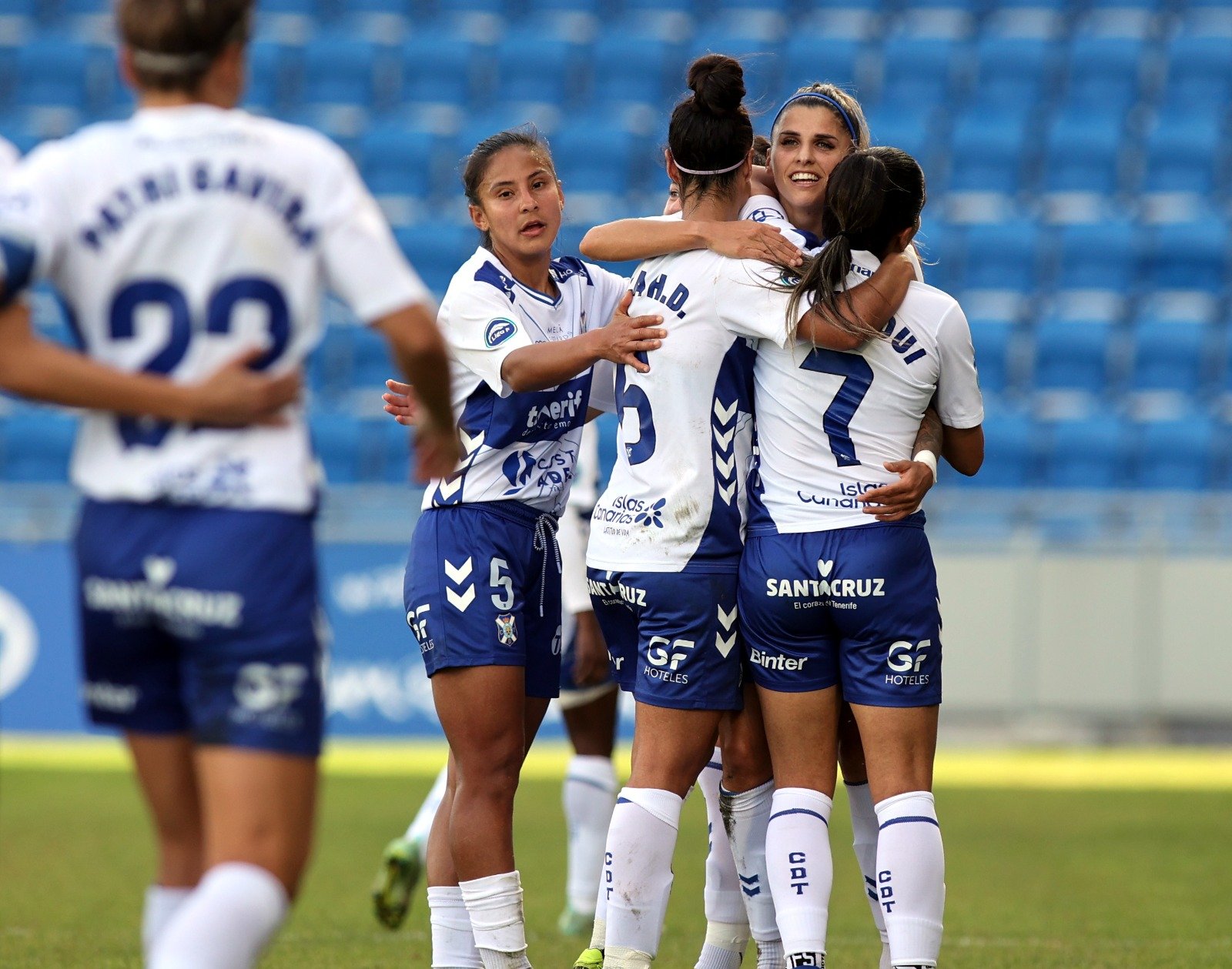 La jugadoras del representativo celebrando (CD Tenerife Femenino)