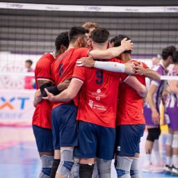 El equipo abrazándose tras un partido (CEDIDA)
