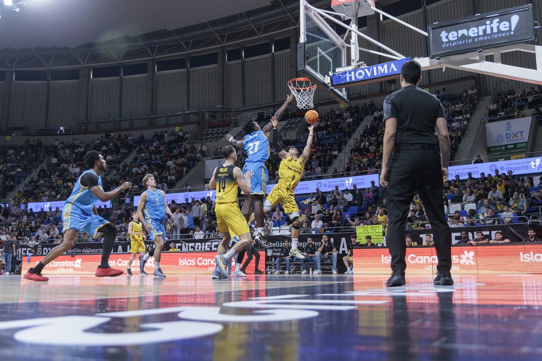Acción del derbi canario (EMILIO COBOS/CB CANARIAS).