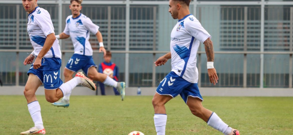 Cacho dirige un contragolpe del CD Tenerife 'B' (@CdtCantera)