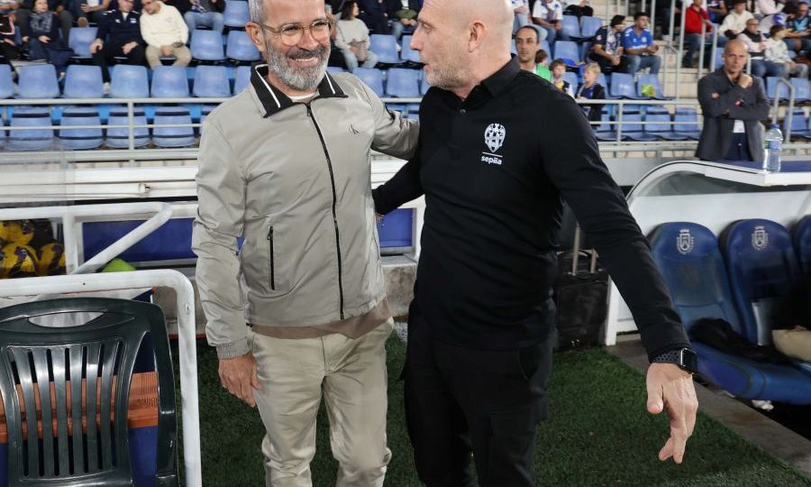 Cervera y Calero se saludan antes del partido (LALIGA).