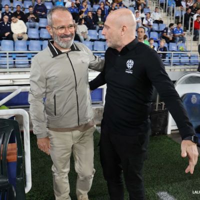 Cervera y Calero se saludan antes del partido (LALIGA).