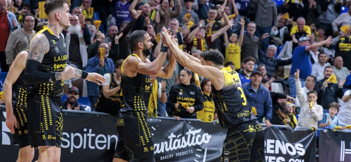 Jugadores de La Laguna Tenerife durante el partido (CB CANARIAS).