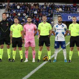 Capitanes y árbitros antes del Tenerife - Eldense (La Liga)